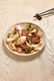 一碟青椒洋葱炒肉片