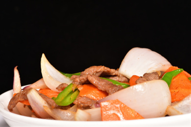 一碟青椒胡萝卜洋葱炒肉