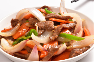 一碟青椒胡萝卜洋葱炒肉