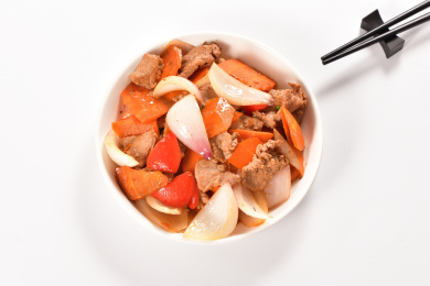 一碟洋葱胡萝卜炒肉