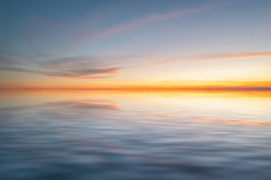 天空晚霞水面倒影