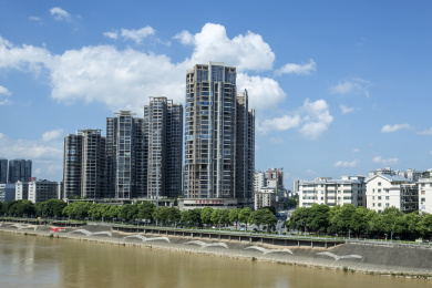 夏天河岸建筑风光