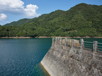 晴朗的千岛湖与堤岸