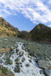 中国新疆阜康天山白杨河河流风光