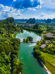 竖屏航拍中国广西桂林穿山公园