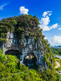 竖屏航拍中国广西桂林穿山公园