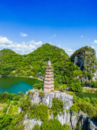 竖屏中国广西桂林穿山公园塔山风光