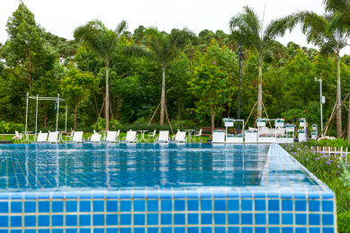 豪华酒店的无边界泳池和休闲躺椅