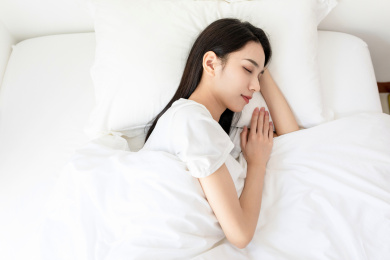 室内一名年轻女性在休息睡觉