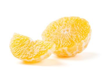 新鲜的爱媛38号橙子在白色背景上