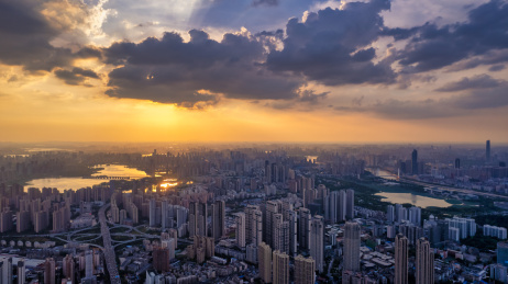 中国湖北武汉汉阳江滩傍晚城市航拍