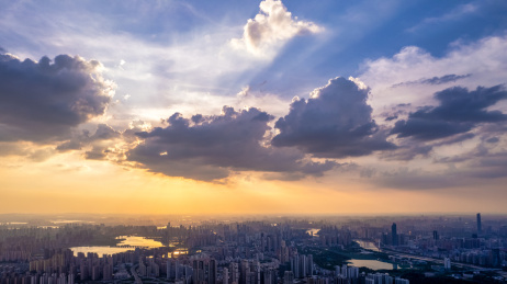 中国湖北武汉汉阳江滩傍晚城市航拍