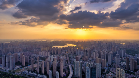 中国湖北武汉汉阳江滩傍晚城市航拍