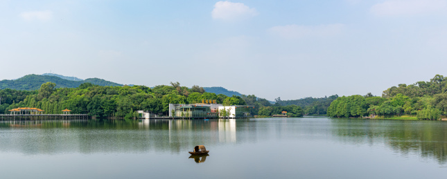 中国广东广州麓湖公园城市风光
