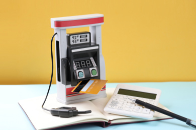 家庭收支本上的加油机与计算器