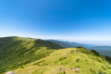 中国陕西省宝鸡市冻山大草甸航拍