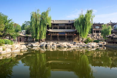 山西省晋中市榆次老城内西花园古建池塘风光