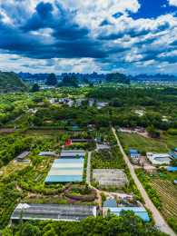 竖屏航拍中国广西桂林尧山下花木农庄