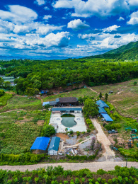 竖屏航拍中国广西桂林尧山下花木农庄