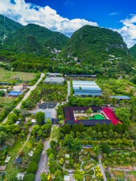 竖屏航拍中国广西桂林尧山下花木农庄