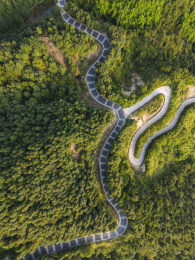 中国重庆高新区缙云山中的蜿蜒公路