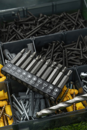 工具箱里的各种工具 