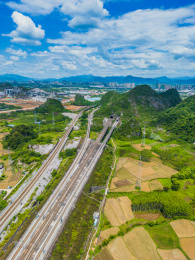 竖屏航拍中国广西桂林城市轨道