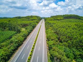 中国广西的户外山野森林中的高速公路