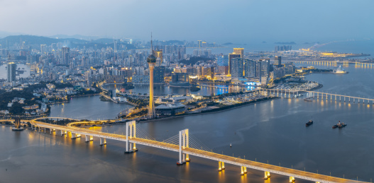 黄昏澳门半岛旅游观光塔与西湾大桥城市景观