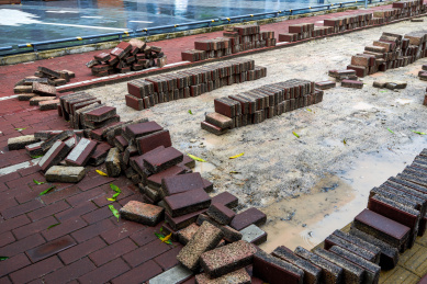 城市街道的人行道正在铺地砖