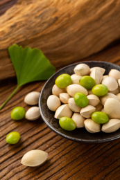 深色木纹背景上的银杏果