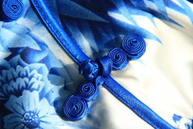 蓝色真丝旗袍上的盘扣