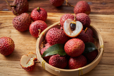 木桌面上有一些荔枝