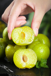 手上拿着蜂糖李