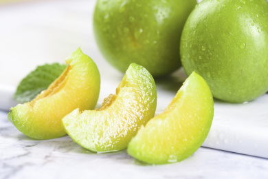 白底上放着蜂糖李切块