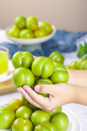 手上捧着蜂糖李