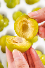 手上掰开的蜂糖李