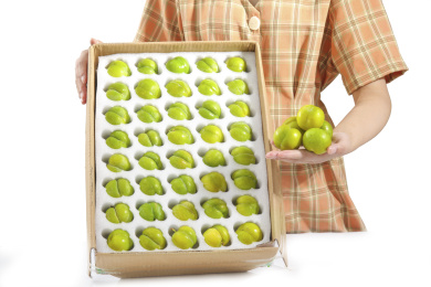 手上拿着一箱蜂糖李