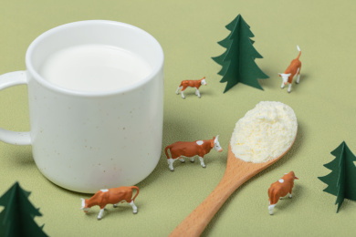 微缩创意森林牧场里的牛奶与奶粉