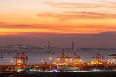 中国广东深圳前海妈湾港与深中通道