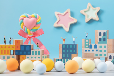 微缩创意糖果城市与欢呼的人群