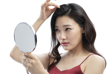 年轻美女照镜子 美化