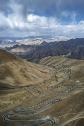 中国西藏日喀则定日县珠峰景区108道弯