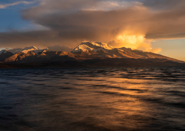 中国西藏阿里拉昂措纳木那尼夕照