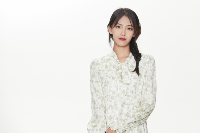 影棚里身着时尚服饰的靓丽少女形象