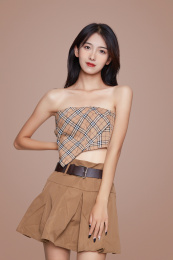 影棚里身着时尚服饰的靓丽少女形象