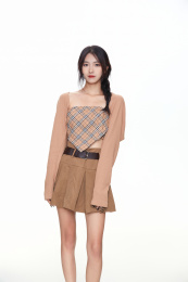 影棚里身着时尚服饰的靓丽少女形象