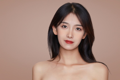 影棚里身着时尚服饰的靓丽少女形象