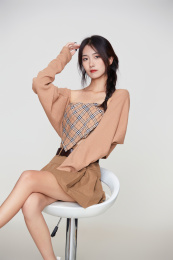 影棚里身着时尚服饰的靓丽少女形象