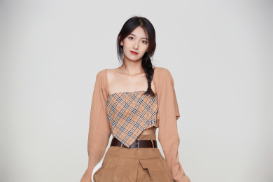 影棚里身着时尚服饰的靓丽少女形象